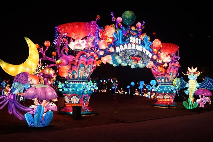 Lantern Company Discusses the Technological Differences in the Production of Spring Festival Flower Lanterns
